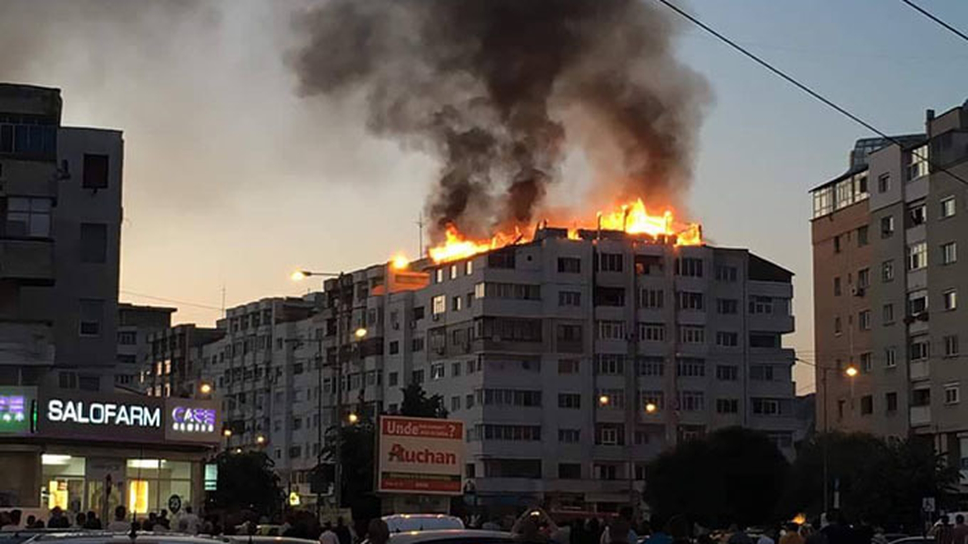 FOTO | Incendiu la Bacău! Mansarda unui bloc a luat foc