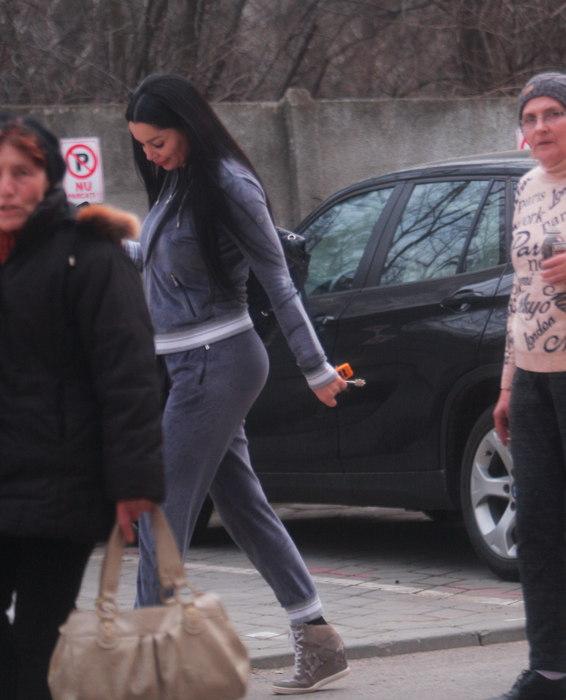 Brigitte s-a îmbrăcat în haine extrem de mulate