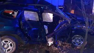 Impact devastator între un autoturism și o autoutilitară. Unul dintre șoferi este resuscitat de medici