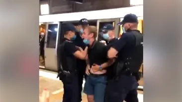 Scene incredibile la metrou! Patru jandarmi au imobilizat un tânăr care nu purta mască