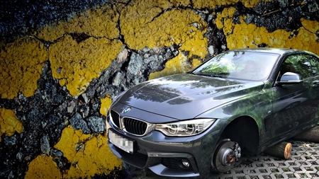 Imagini ireale! Banda lui ”Pampon” a lovit năprăznic! Au lăsat pe butuci un BMW de 50.000 € și…
