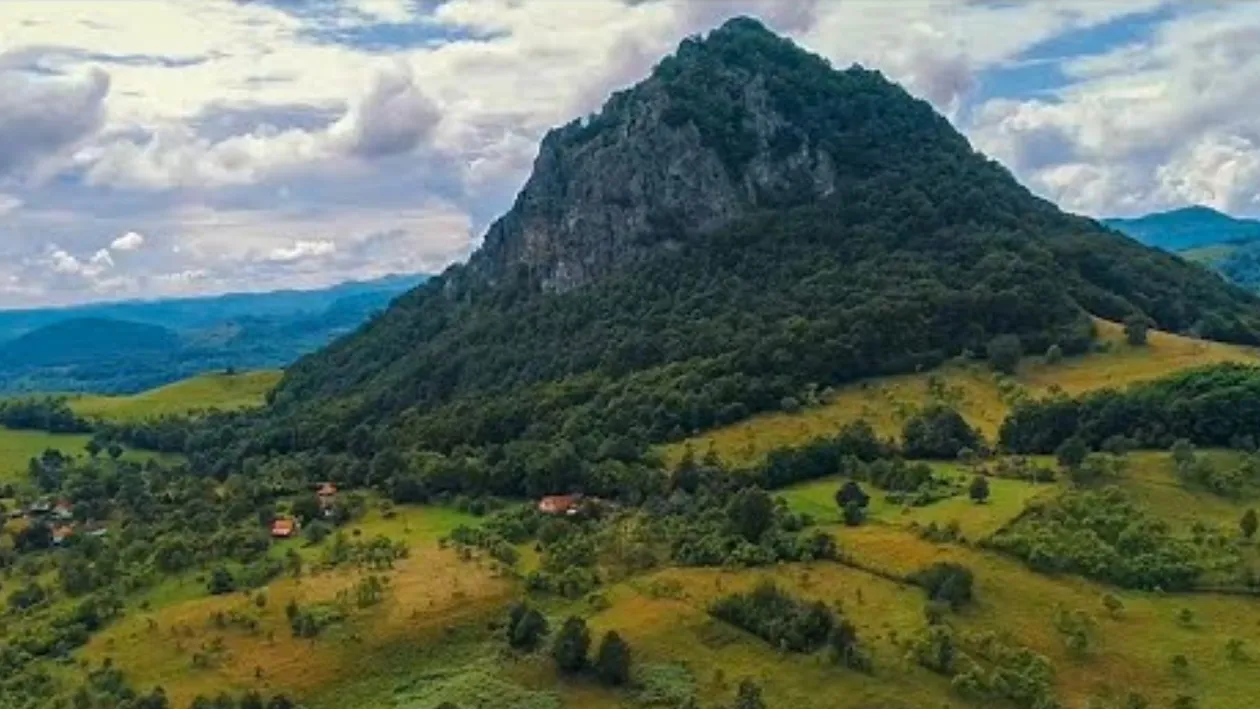 Cheile Tăii, locul magic din România care te duce cu gândul la Egipt. Primăvara provoacă un joc de culori fascinant