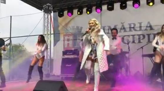La ce trucuri apelează Andreea Bălan pentru a-și ascunde urmele operațiilor care i-au salvat viața