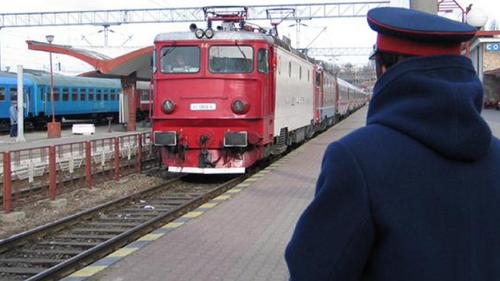 Şase trenuri de călători sunt blocate în gările Predeal şi Timişu de Sus, după ce un copac a căzut pe calea ferată