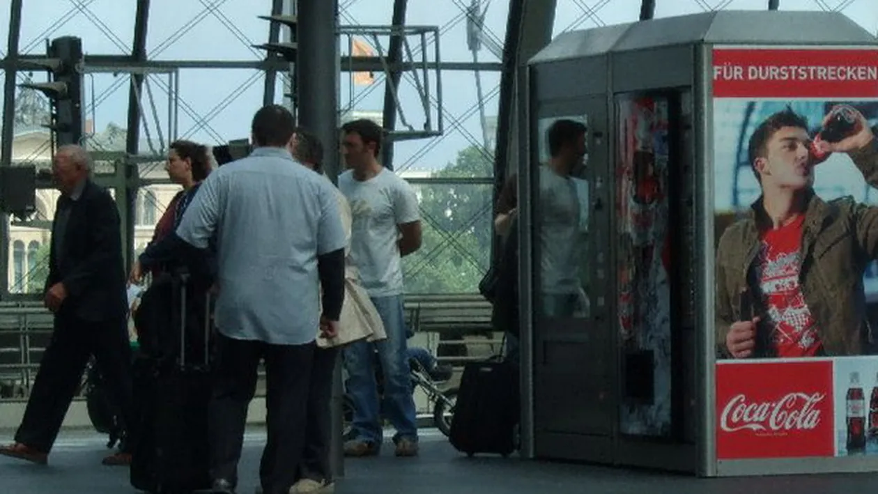 Ideea stralucita a celor de la Coca-Cola. Ce face acest automat de bauturi