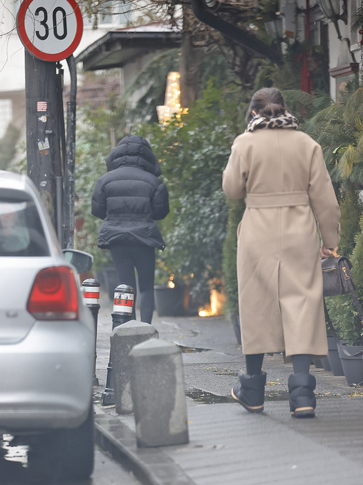 Simona Pătruleasa, înfofolită și grăbită, a intrat în raza CANCAN.RO