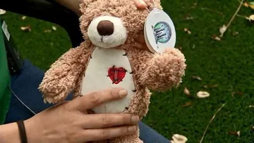 A primit cadou un ursuleț de Secret Santa. După două săptămâni, femeia a făcut o descoperire șocantă în interiorul animăluțului de pluș