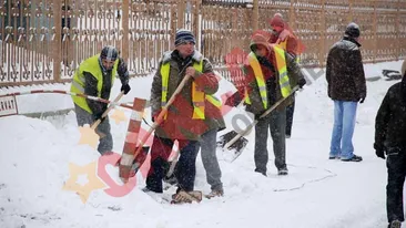 Detinutii castiga bani dand zapada