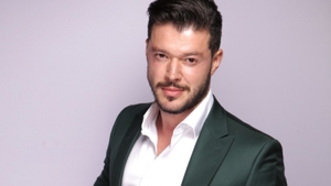 Cuplu bombă în showbiz! Victor Slav, fotografiat "încolăcit" de o blondă într-un club