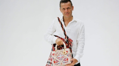 Proverbul românesc inscripționat pe ultima geantă de lux fabricată de Dior. Modelul e un tribut adus prințesei Diana