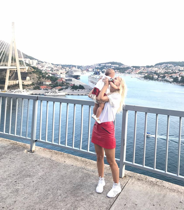 Andreea este fericită, fetiţa ei a împlinit un an