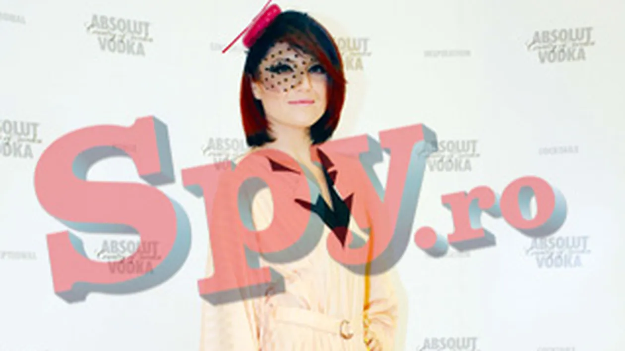 Premiera! Alexandra Ungureanu a ajuns la rubrica “Bine Imbracate”!Sexy intr-o salopeta pastel si cu o palarie avangardista