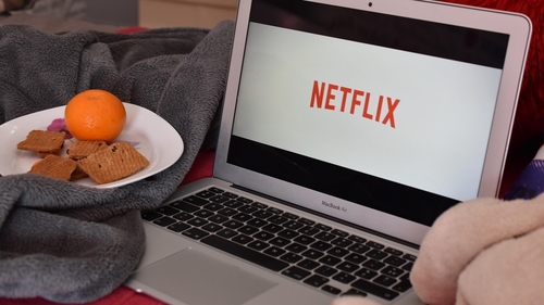Filmul de pe NETFLIX pe care nu trebuie să îl ratezi! A urcat rapid în topuri și aduce atmosfera de sărbătoare