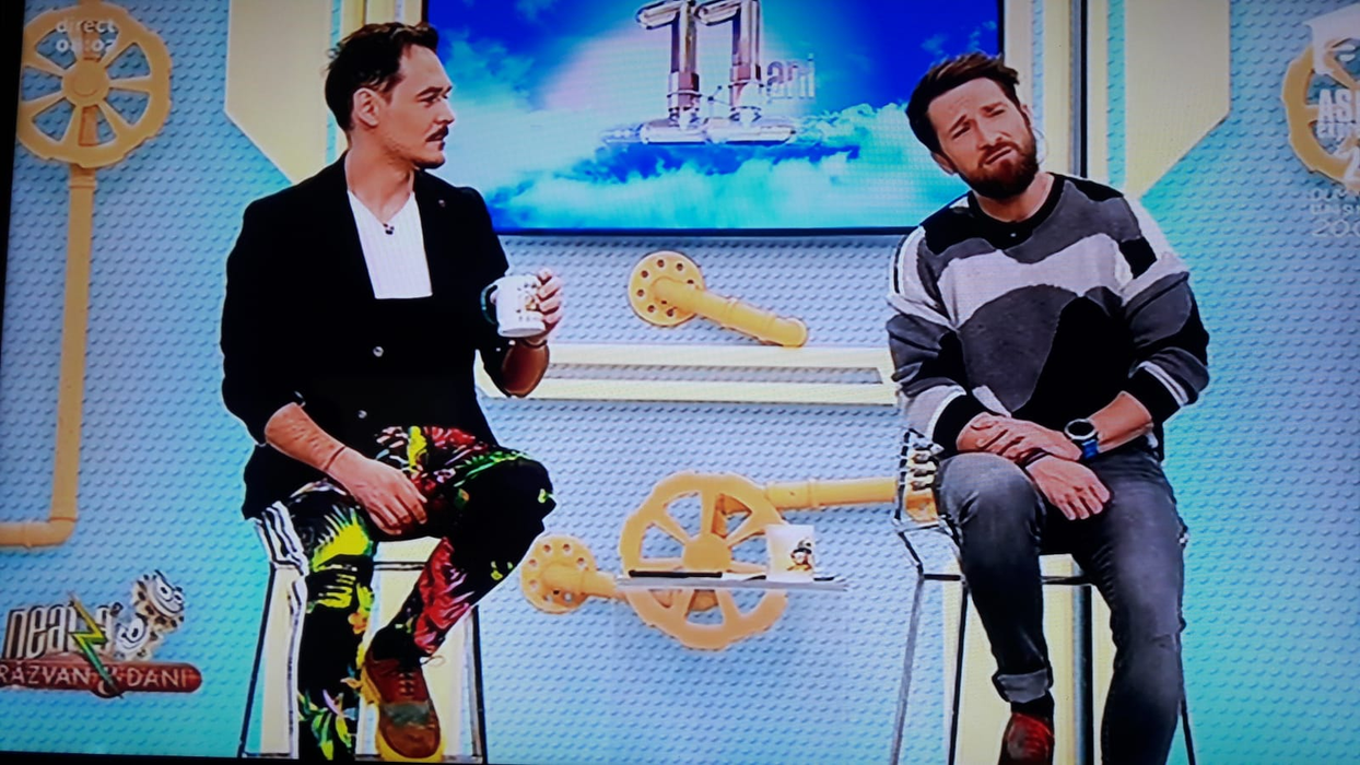 Dani Oțil a făcut mișto de Răzvan Simion în direct, la TV! Cum s-a îmbrăcat prezentatorul pentru matinalul de la Antena 1