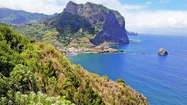 Dupa ce va mai antrena cativa ani in Liga I, Sumi emigreaza cu familia in Madeira