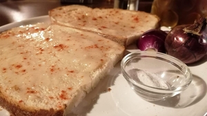 "Mâncarea săracului" se vinde la prețuri pentru bogați! Câți lei a dat un turist pe o felie de pâine cu untură de porc, într-un restaurant din Cluj
