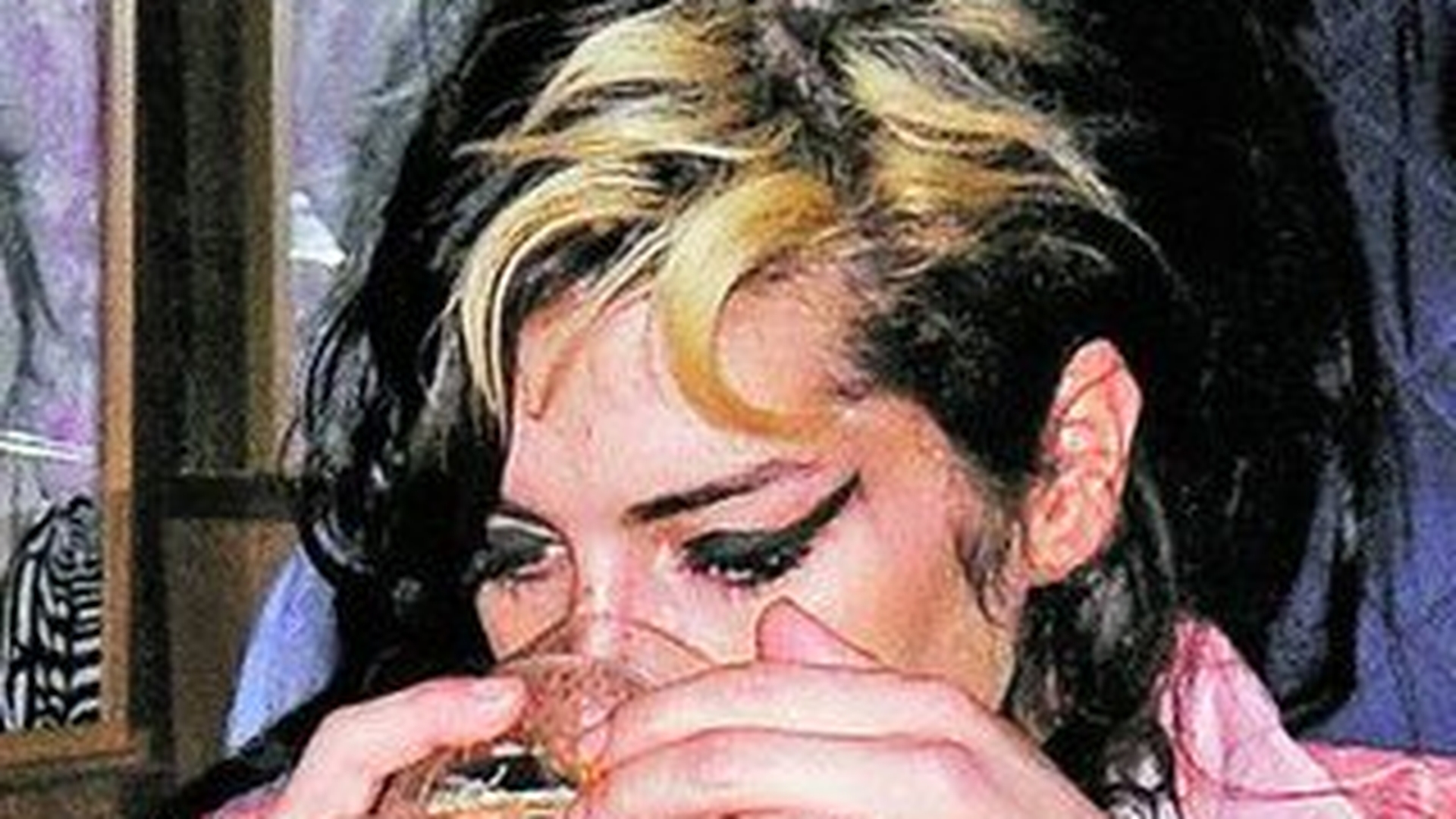 Amy Winehouse a cerut vodca si vin in culise