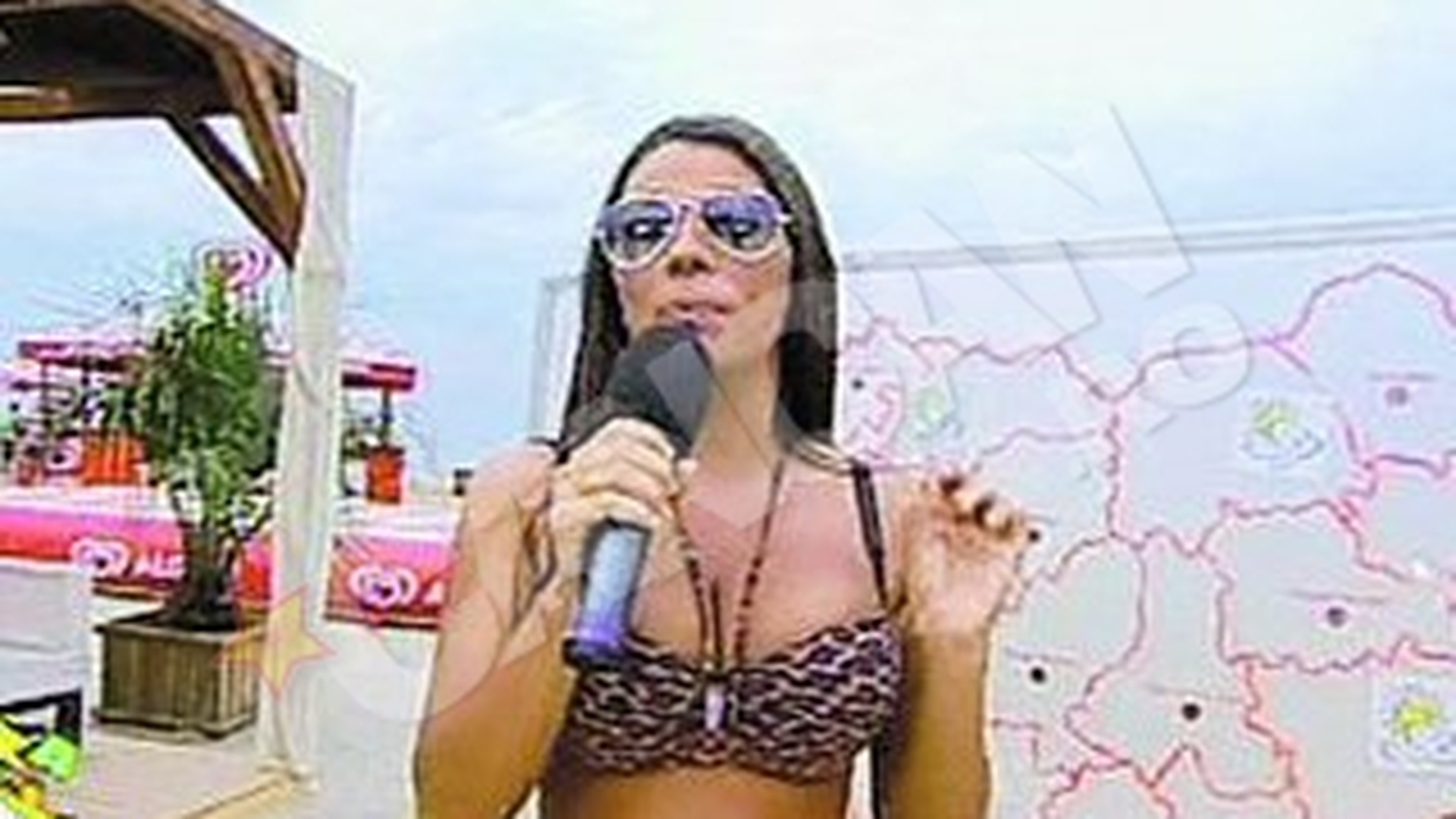 Vecina de la "Neatza" este coplesita de greutatea sanilor ei! Poarta doua sutiene o data!