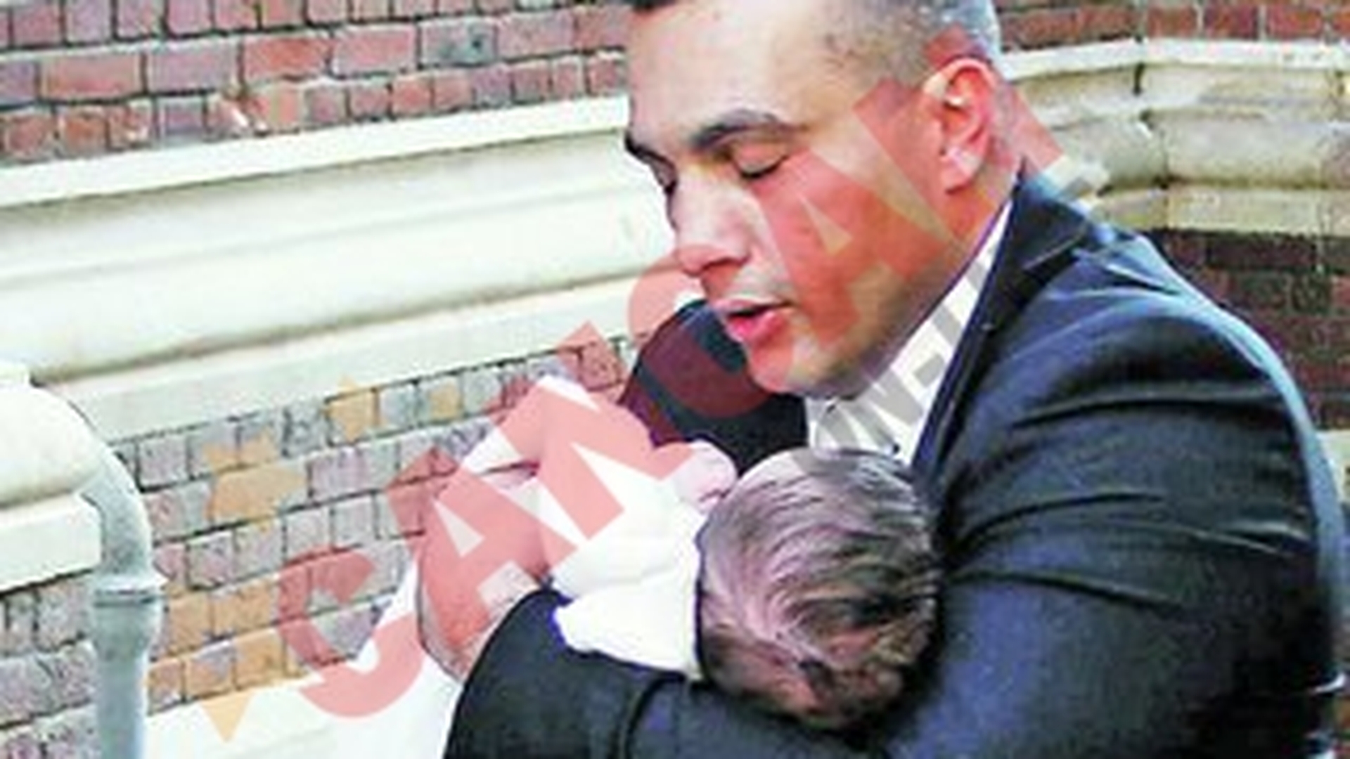 Levin sta cuminte in bratele tatalui