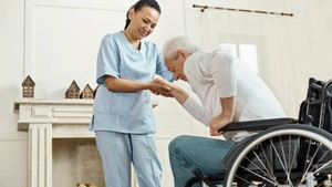 Ce s-a întâmplat după ce o badantă româncă de 51 de ani s-a măritat cu italianul de 90 de ani pe care-l îngrijea. Ce au observat rudele pensionarului