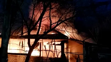 Incendiu devastator la o biserică din Suceava! A fost nevoie de intervenția a zece echipaje de pompieri