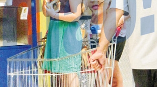Rocsana Marcu isi distreaza fiica in orice situatie! Shopping cu adrenalina la mall