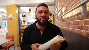 Cât a plătit Dorian Popa pentru două șaorme, într-un fast-food din Chișinău: "Cât înseamnă în lei românești?"