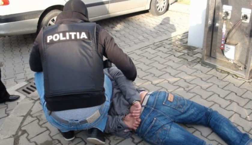 Se întâmplă în România şi nu este o poveste! Un poliţist a furat toate lemnele de foc din postul de poliţie