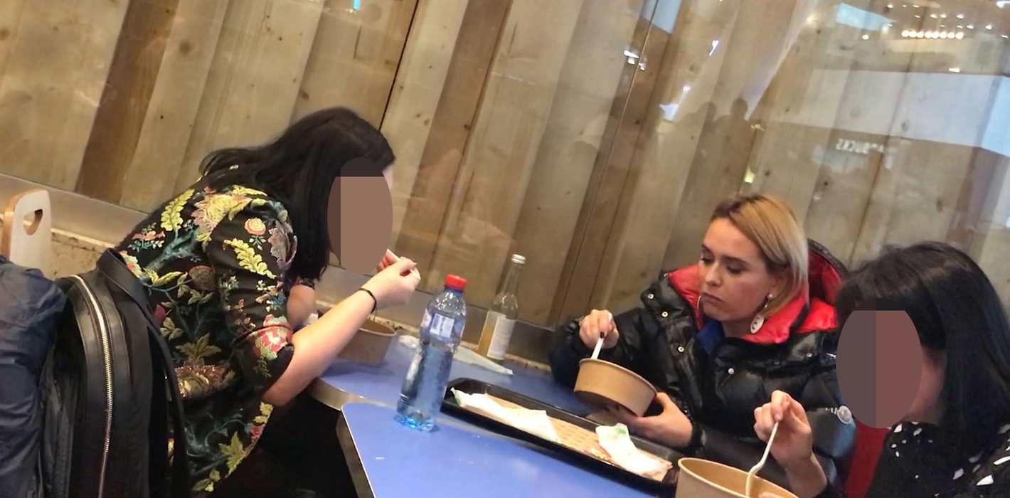 Lipsită de fițe, Andreea Esca a luat prânzul la ”cantina” din mall cu două prietene