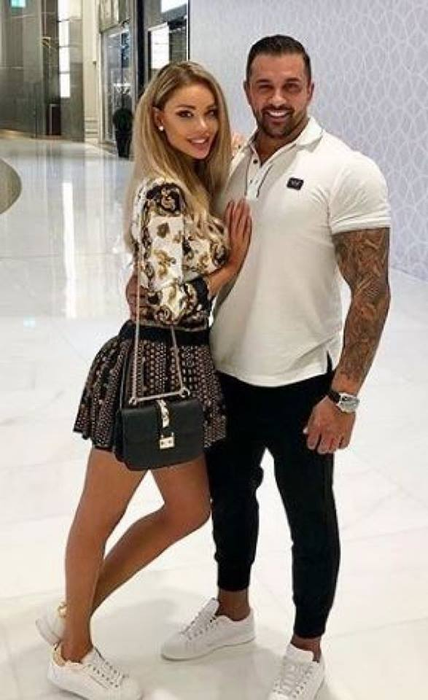 Scandal de zile mari la notariatul la care s-au prezentat Bianca Drăgușanu și Alex Bodi pentru divorț. Blondina a țipat în stradă: ”Sunați la 112!”