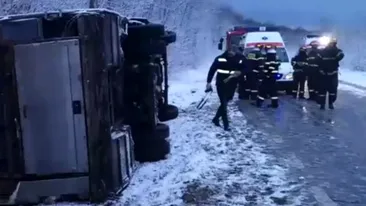 Accident grav în Iași, unde s-a răsturnat un microbuz cu 23 de pasageri. A fost activat planul roșu de intervenție