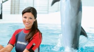 Oana Cuzino, pictorial la delfinariul din Constanta alaturi de trei delfini