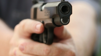 Bătrână, atacată cu pistolul de către o vecină de 23 de ani!