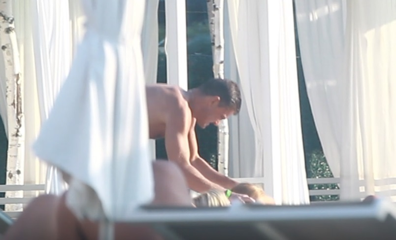 Cristian Boureanu şi-a scos iubita la piscină, iar acolo au început un mic... "război" în joacă!