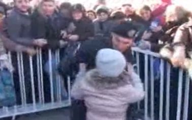 Îmbulzeală la slujba de Boboteză, în Constanţa.  Mii de oameni s-au călcat în picioare! Două fetiţe, salvate de un jandarm din mijlocul mulţimii