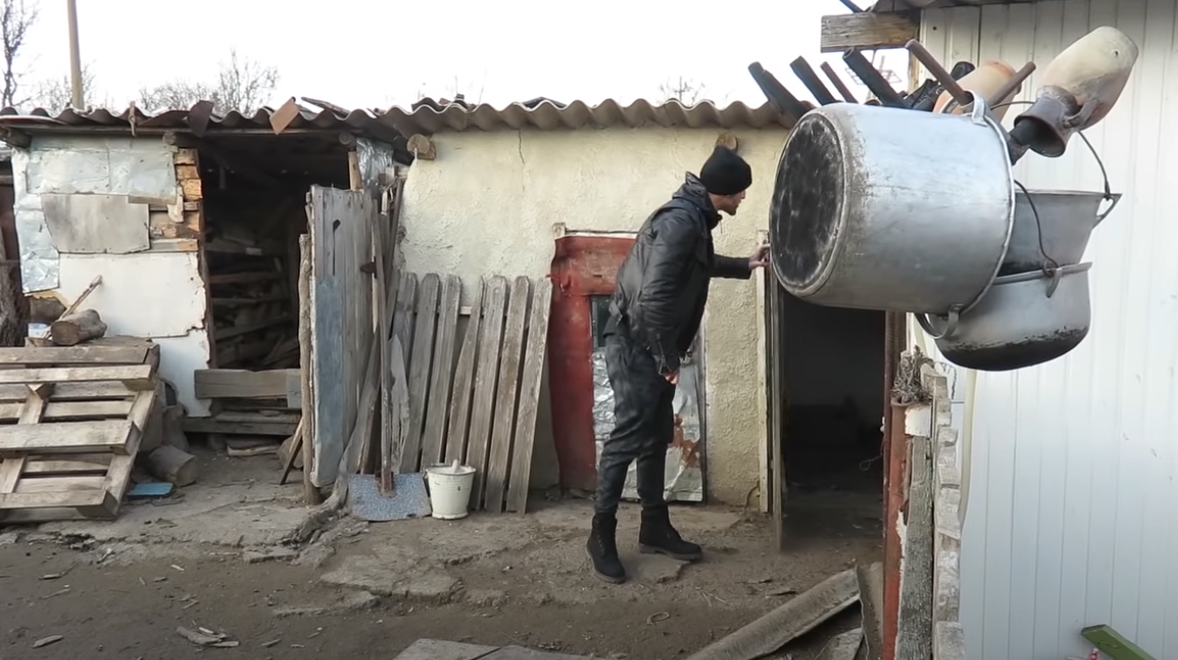 Cătălin Bordea a arătat casa în care a copilărit/ Sursa foto: Captură video