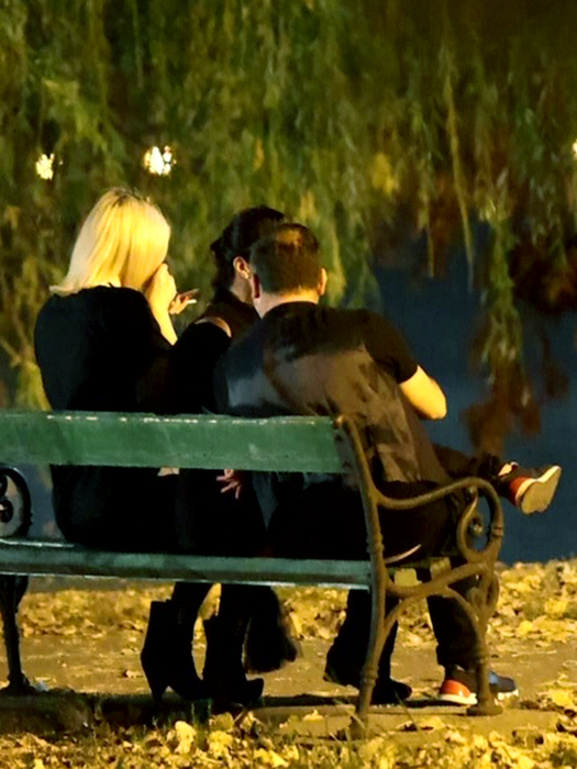 Blonda se droghează chiar în apropierea clubului (SURSA FOTO: CANCAN.RO)
