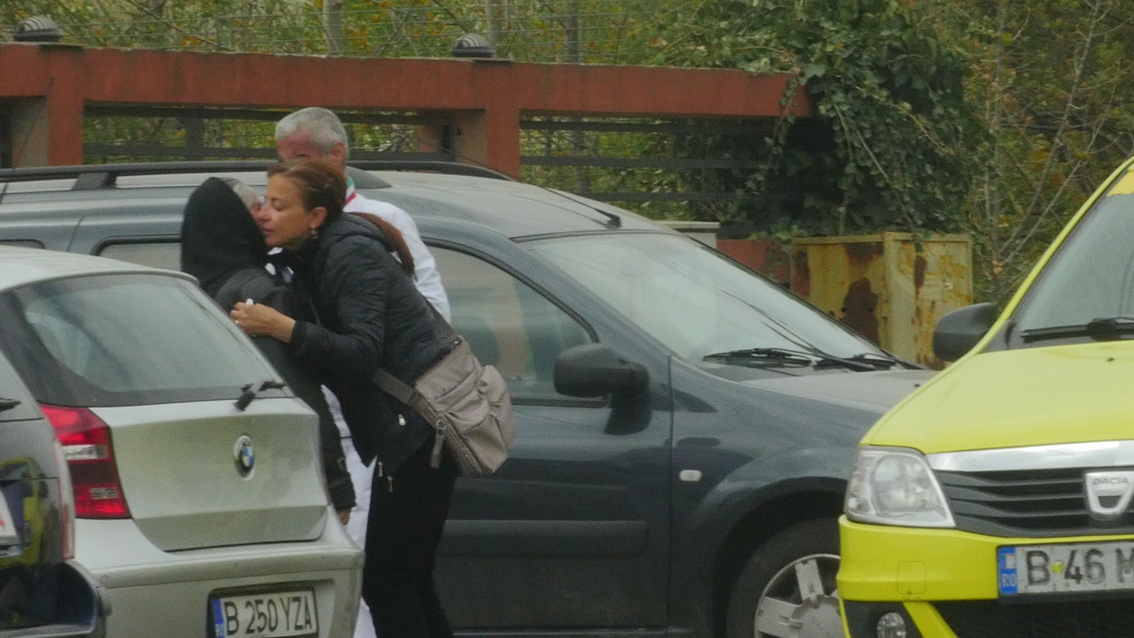 Elena Ion, văduva lui Fane Spoitoru, alături de câteva rude la parastasul de trei ani al soțului ei