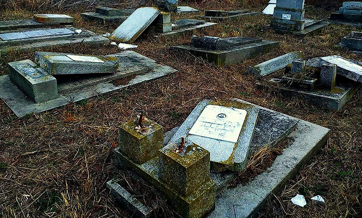 Cei trei tineri care au devastat cimitirul evreilor din Huși au fost trimiși în judecată. Ce sancțiune o să primească minorii
