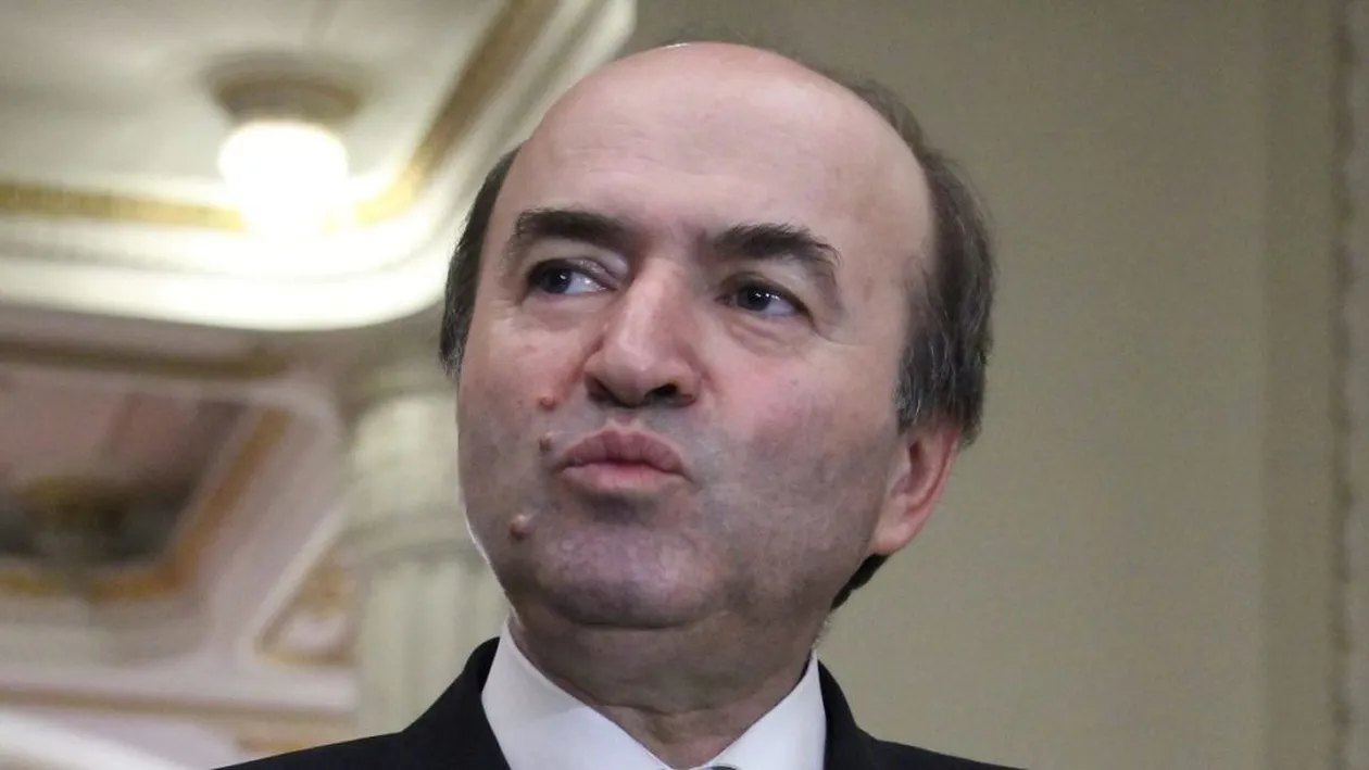 Emoții în familia lui Tudorel Toader. Fiul cel mic al ministrului a fost operat, după ce s-a izbit cu mașina într-un cap de pod
