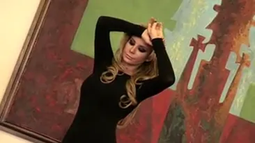 VIDEO Uite-o pe senzuala Marina Dina cum pozeaza intr-o sedinta foto! Priceperea ei face meseria de model sa para facila!