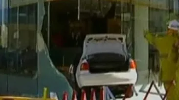 VIDEO Nu mai esti in siguranta nici in restaurant! Calcat de masina in timp ce lua pranzul