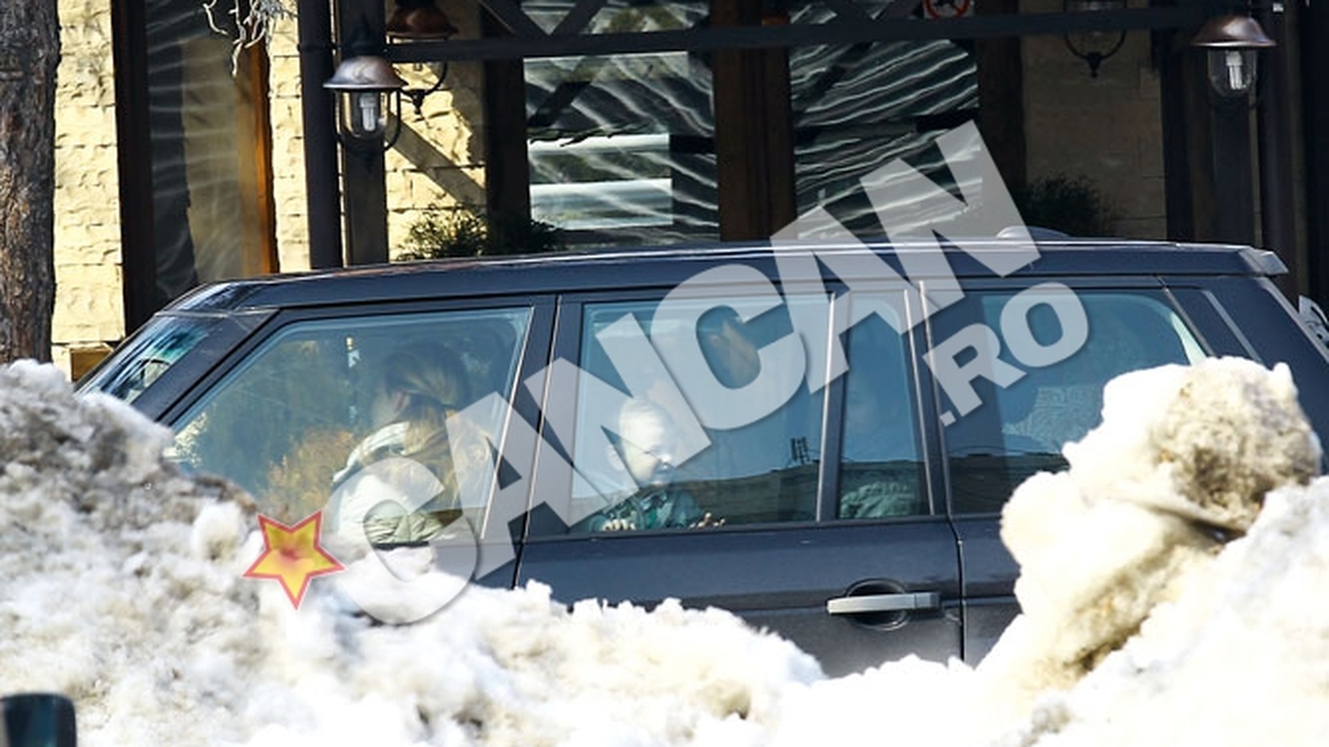 Primele fotografii de paparazzii cu baietelul Cristinei Rus! Ghici cu cine seamana?
