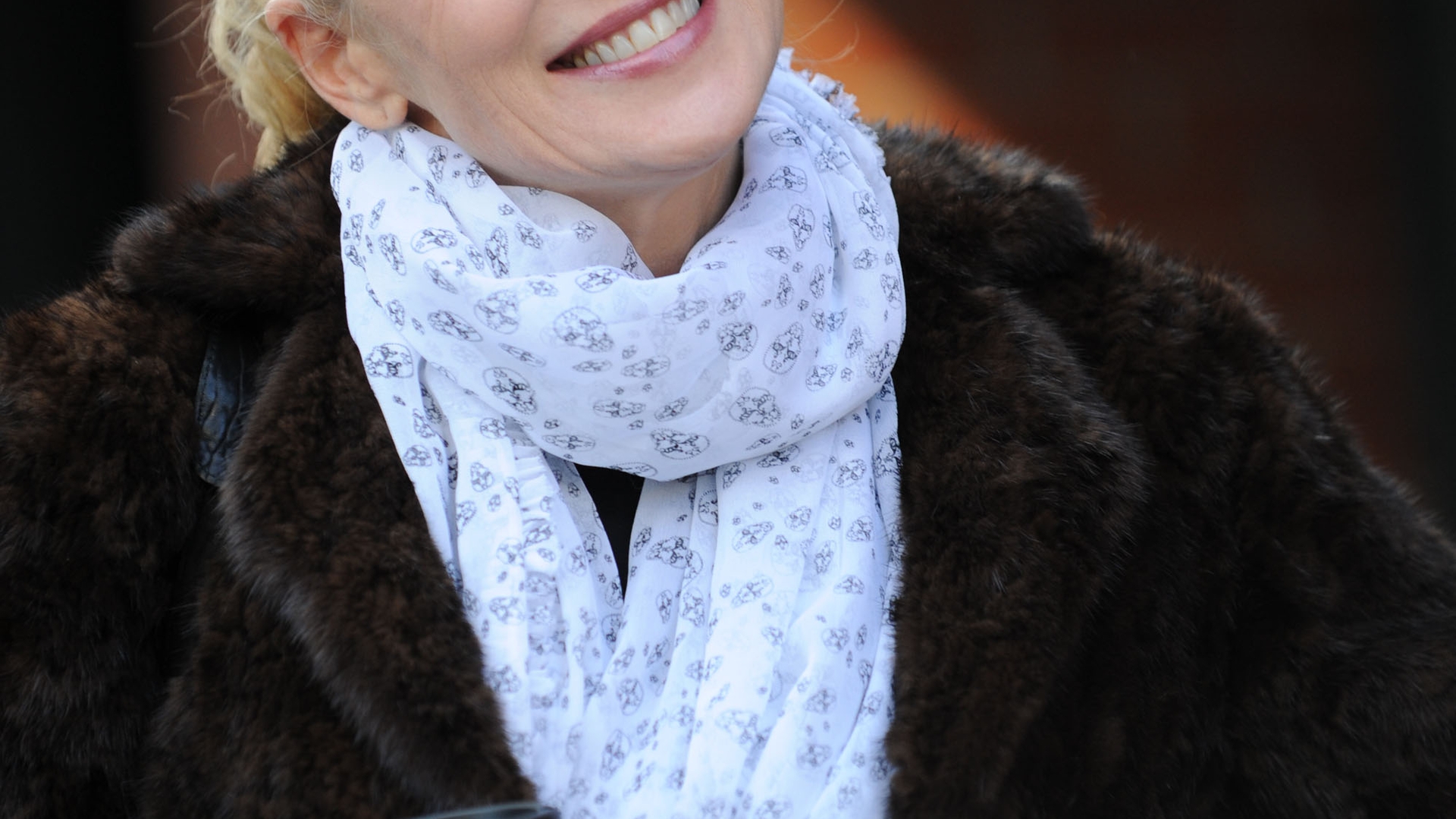 Nu îndrăzneşti să zici că are 54 de ani! Sharon Stone, mai sexy ca o puştoaică de 18 ani! Uite ce picioare superbe are!