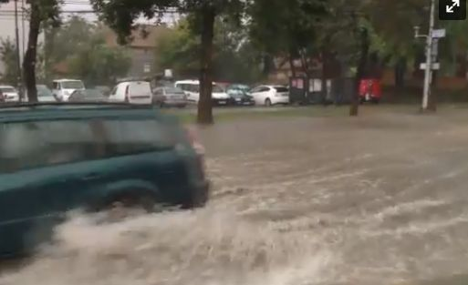 Timișoara, inundată după o ploaie torențială! Traficul a fost blocat