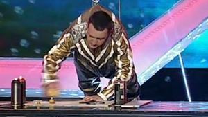 Degeaba s-a "spanzurat" cu un carlig deasupra scenei ca tot nu a impresionat juriul! Vezi ce prestatie a avut un profesor
