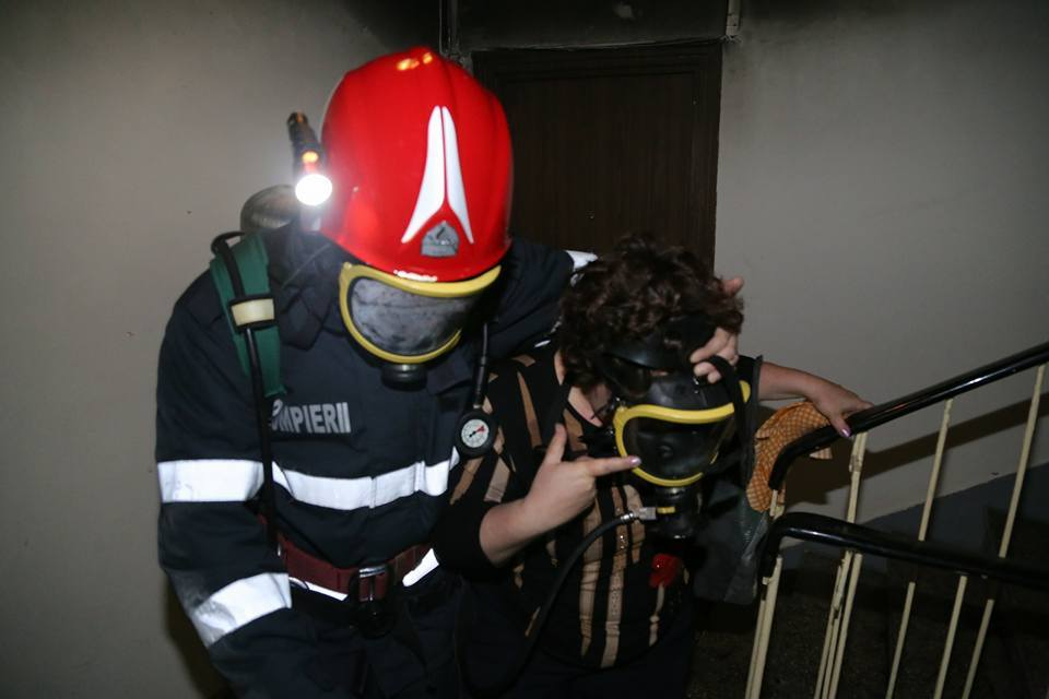 Incendiu puternic într-un bloc din Capitală! 50 de persoane au fost evacuate