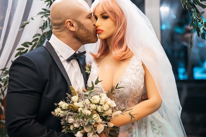 S-a îndrăgostit de o scrumieră! Bărbatul care este însurat cu o păpușă gonflabilă are o nouă cucerire