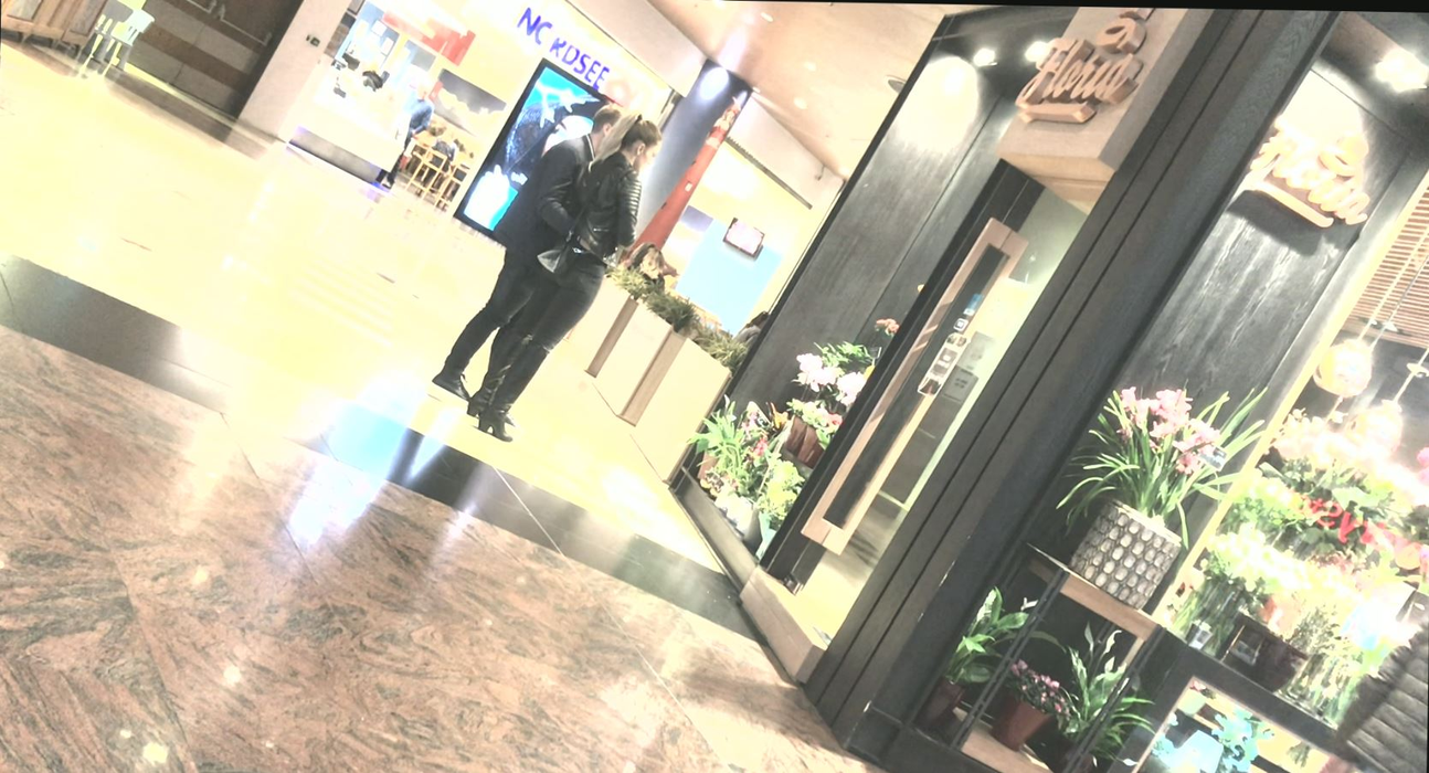 Iuliana și Dragoș au mâncat la un restaurant din mall, apoi s-au oprit la o florărie