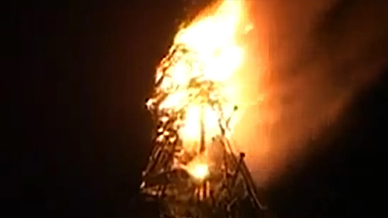 Bradul de Craciun din centrul Onestiului a luat foc chiar in timpul concertului lui Pepe. Vezi cum a reactionat cantaretul!